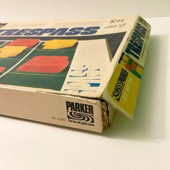Vintage 1974 Trespass Board Game Parker Brothers Bilingual Instructions Complete - Picture 3 of 12